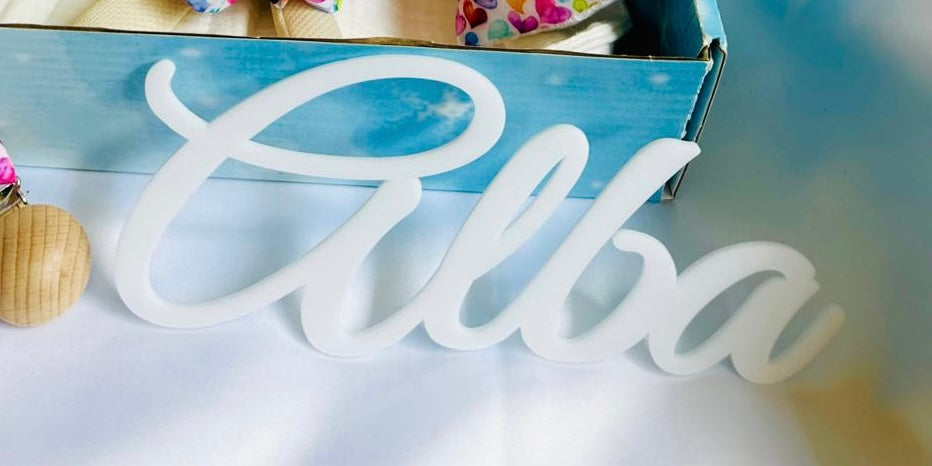 Nombre en Acrílico Blanco